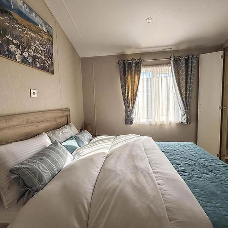 Stunning 6 Berth Lodge With Full Sea Views In Suffolk Ref 68007Cr Lowestoft Exterior photo