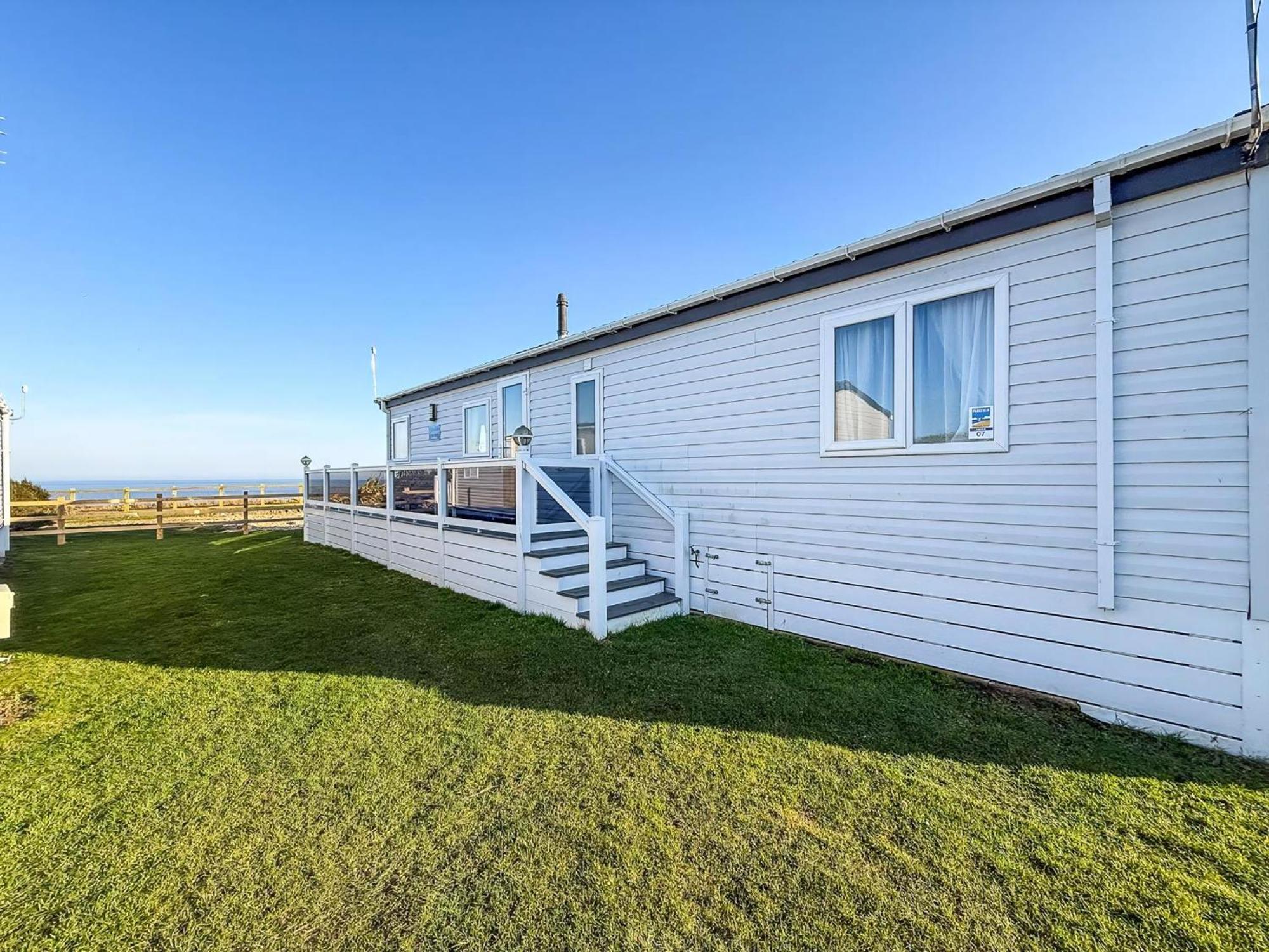 Stunning 6 Berth Lodge With Full Sea Views In Suffolk Ref 68007Cr Lowestoft Exterior photo