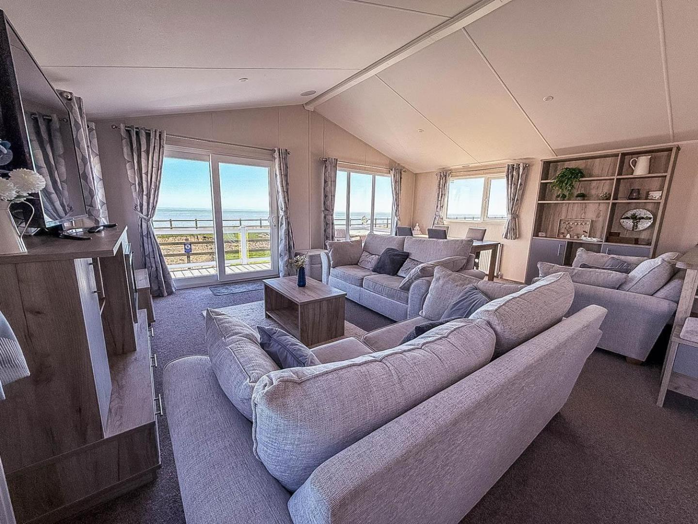 Stunning 6 Berth Lodge With Full Sea Views In Suffolk Ref 68007Cr Lowestoft Exterior photo